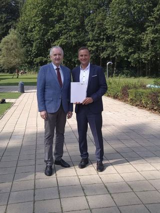 Staatsminister für Regionalentwicklung Thomas Schmidt (CDU) übergibt Fördermittelbescheid für unser …